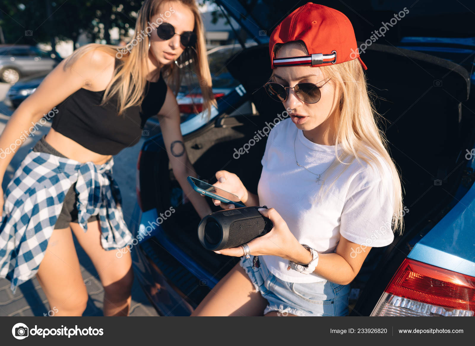 Девушки позируют в машине