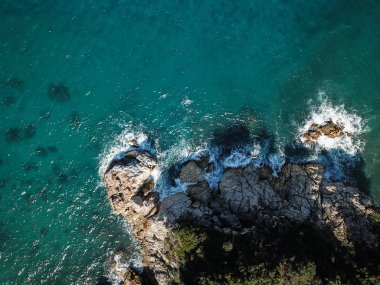 Bir plaj ve deniz cliff dron üstten görünüm