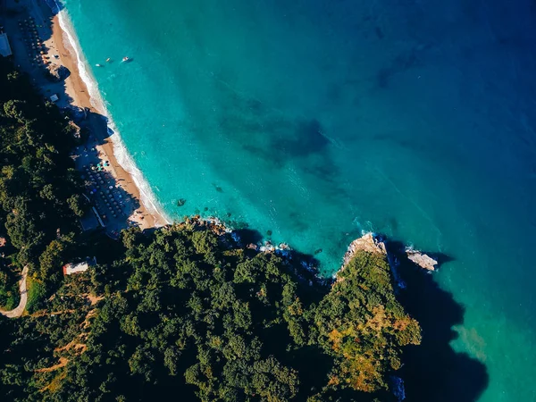 Drone top view of a sea cliff and a beach — Stock Photo, Image