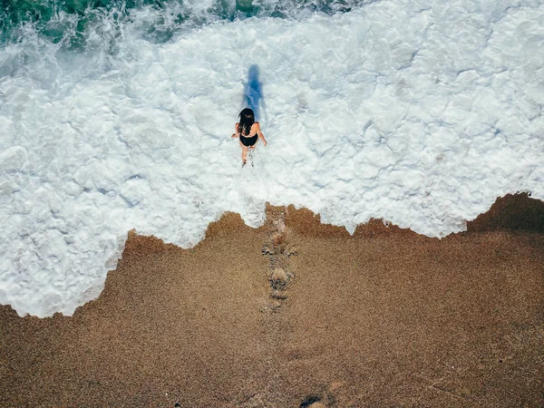 Légi felülnézet fiatal nő, a homokos strand — Stock Fotó