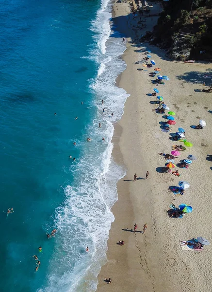 Playa con tumbonas en la costa del océano — Foto de Stock