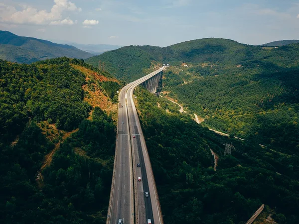 Vanuit de lucht uitzicht op de weg in de bergen — Stockfoto