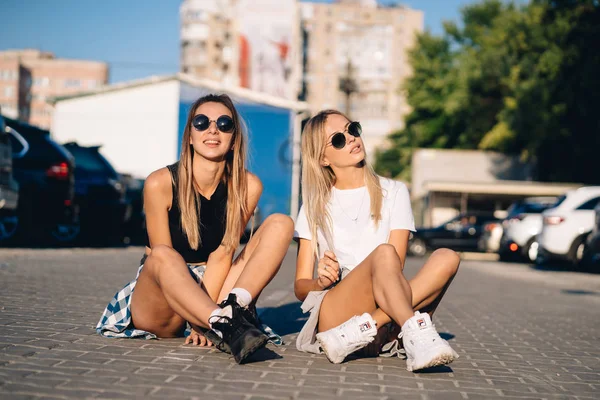 Dvě mladé, sexy dívky se sedí na zemi — Stock fotografie