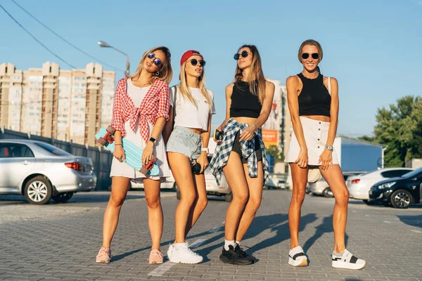 Quatro meninas se divertir no parque de estacionamento . — Fotografia de Stock