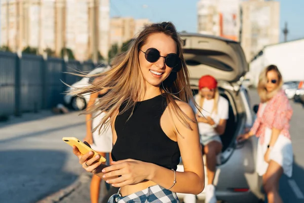 Hermosa joven en gafas de sol posando para la cámara . — Foto de Stock