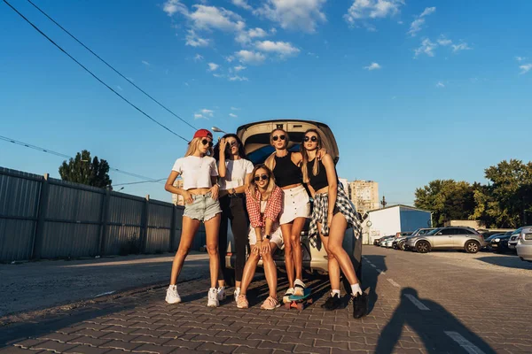 Fünf junge Frauen haben Spaß auf dem Parkplatz. — Stockfoto