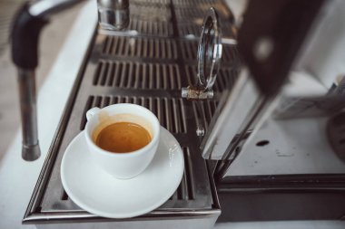 cam fincan cappuccino ve kahve makinesi ile yakından görmek