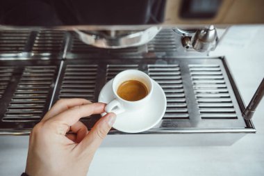 cam fincan cappuccino ve kahve makinesi ile yakından görmek