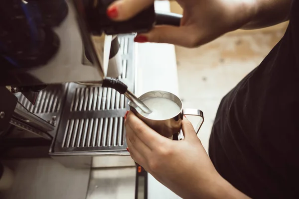 Barista haşlanmış süt yapıyor. Bunu için özel kahve makinesi kullanıyor. — Stok fotoğraf