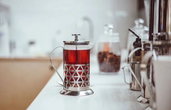 Fresh berry tea in French press on the table — Stock Photo, Image