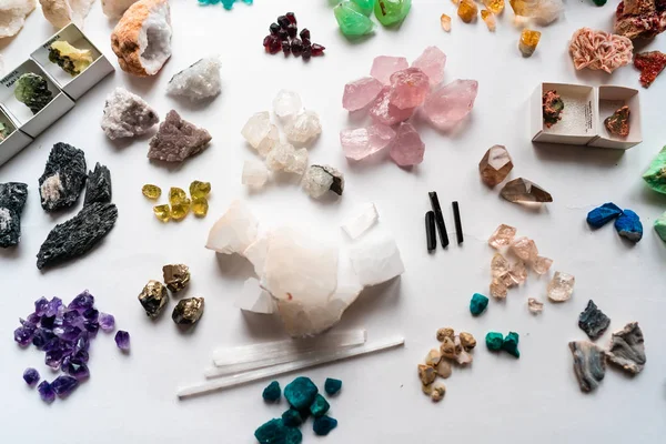 Colección de hermosas piedras preciosas sobre mesa blanca . — Foto de Stock