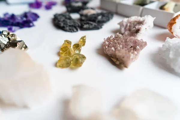 Колекція красивих дорогоцінних каменів на білому столі . — стокове фото