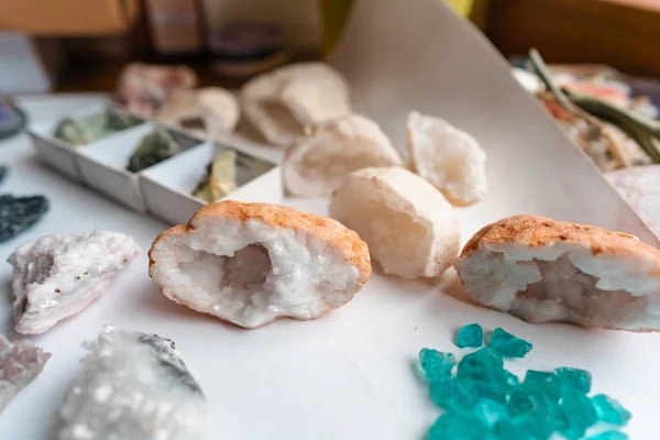 Colección de hermosas piedras preciosas sobre mesa blanca . — Foto de Stock