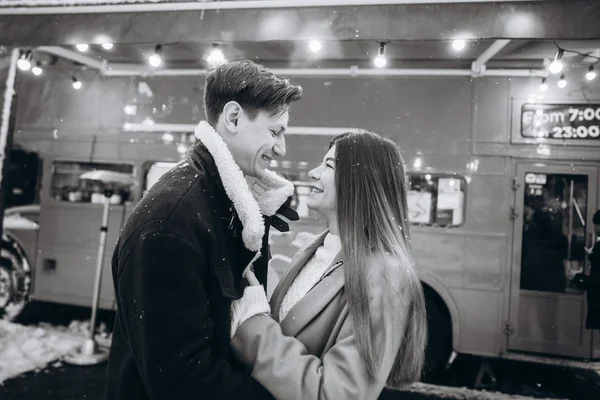 Beautiful young couple posing by the old bus — Stock Photo, Image