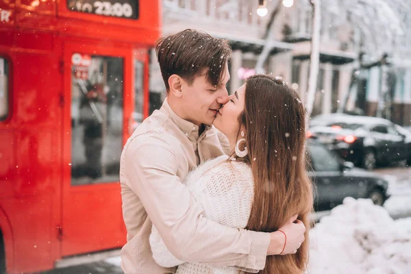 Belo jovem casal posando pelo ônibus velho — Fotografia de Stock