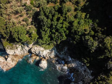 Bir plaj ve deniz cliff dron üstten görünüm
