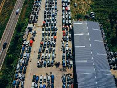 Büyük araba dökümünün havadan görünümü