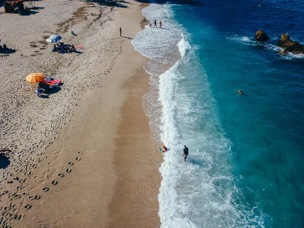 Plaża z leżakami na wybrzeżu oceanu — Zdjęcie stockowe