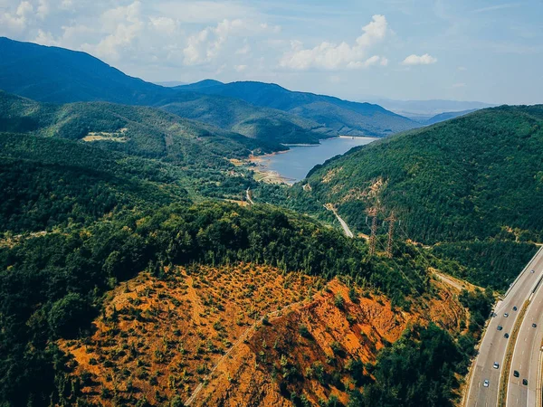 Vista aérea da estrada nas montanhas — Fotografia de Stock