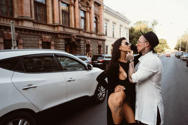 A young, sexy couple of lovers pose for a camera on the streets — Stock Photo, Image