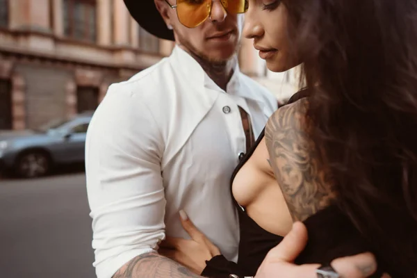 Un jeune couple sexy d'amoureux pose pour une caméra dans les rues — Photo