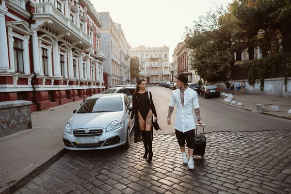 Un jeune couple sexy d'amoureux pose pour une caméra dans les rues — Photo