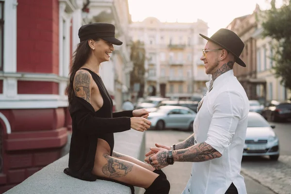 Un jeune couple sexy d'amoureux pose pour une caméra dans les rues — Photo