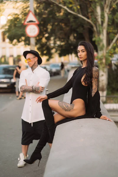 Um jovem e sexy casal de amantes posar para uma câmera nas ruas — Fotografia de Stock