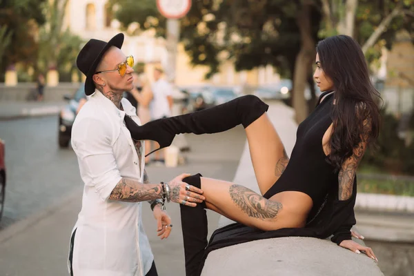 A young, sexy couple of lovers pose for a camera on the streets — Stock Photo, Image