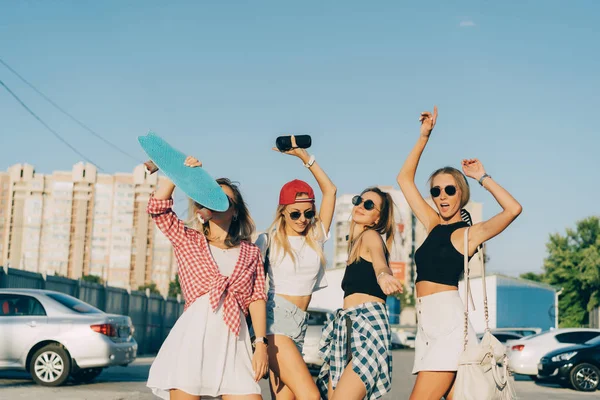 Quatro meninas se divertir no parque de estacionamento . — Fotografia de Stock