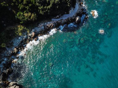 Bir plaj ve deniz cliff dron üstten görünüm