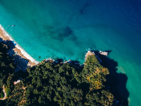 Вид с вершины беспилотника на море и пляж — стоковое фото