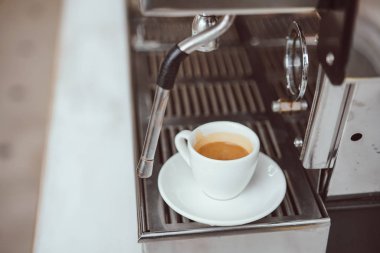 cam fincan cappuccino ve kahve makinesi ile yakından görmek