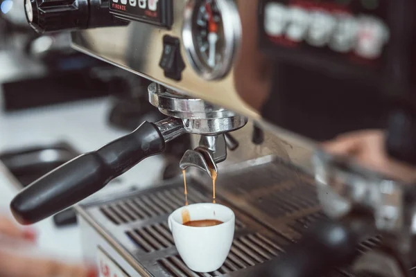 Machine à expresso professionnelle versant du café frais dans une tasse en céramique blanche — Photo