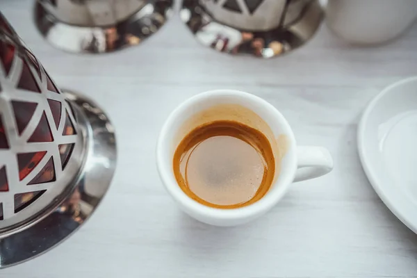 Xícara de Cappuccino na mesa de madeira branca . — Fotografia de Stock