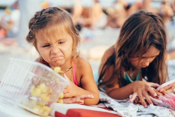 Deux petites filles jouant sur la plage . — Photo
