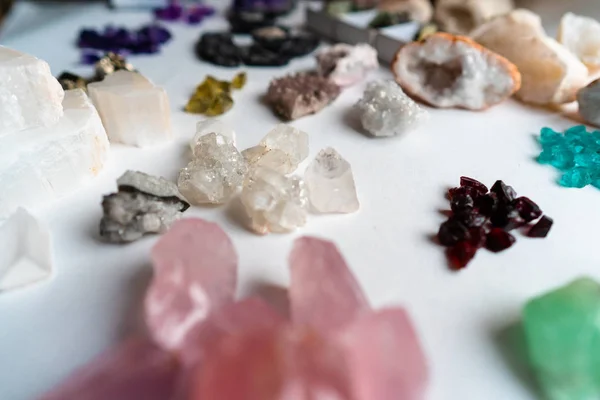 Colecție de pietre prețioase frumoase pe masa albă . — Fotografie, imagine de stoc