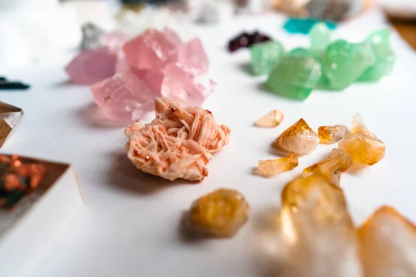 Collection de belles pierres précieuses sur table blanche . — Photo