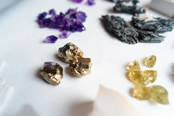 Kolekce krásných drahých kamenů na bílém stole. — Stock fotografie