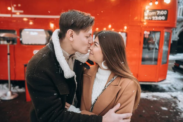 Beautiful young couple posing by the old bus — Stock Photo, Image