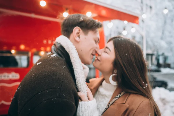 Beautiful young couple posing by the old bus — Stock Photo, Image