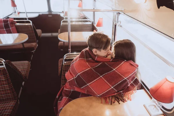 Amante jovem casal no tempo de inverno sentado em um café — Fotografia de Stock