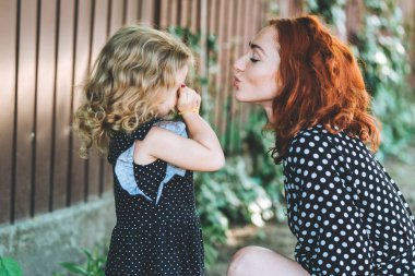 Genç Anne ve küçük kızı, çit