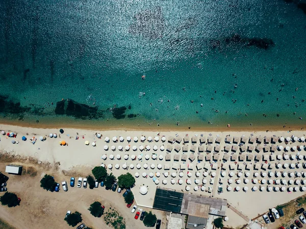 Plaża z leżakami, od góry — Zdjęcie stockowe