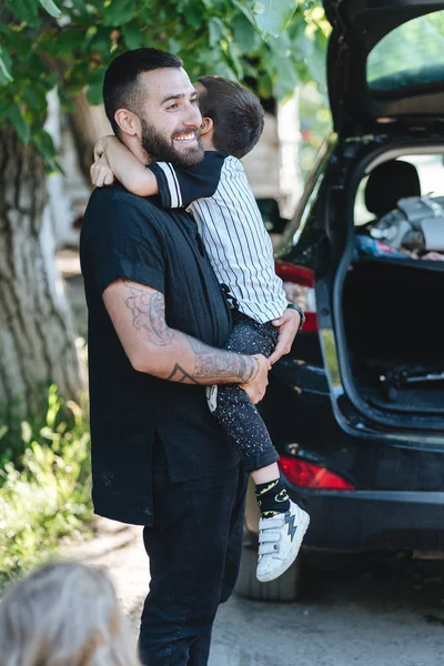 Glücklicher Mann mit seinem Sohn posiert vor der Kamera — Stockfoto