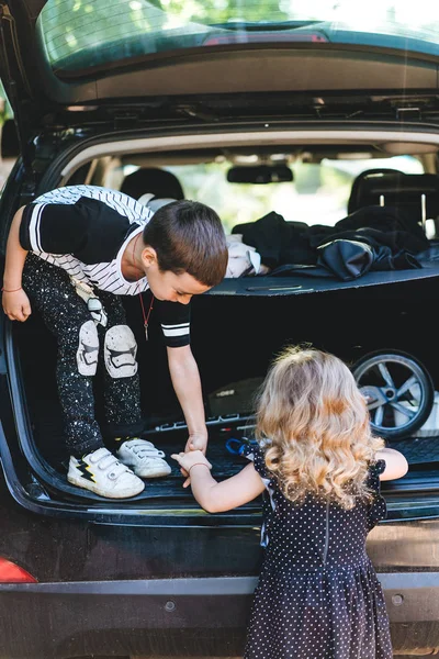 Ragazzo e ragazza giocare in macchina — Foto Stock
