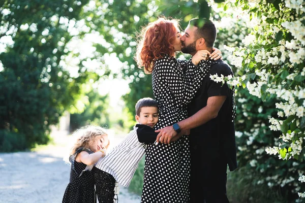 Mamá, papá, hijo pequeño y la hija se divierten —  Fotos de Stock