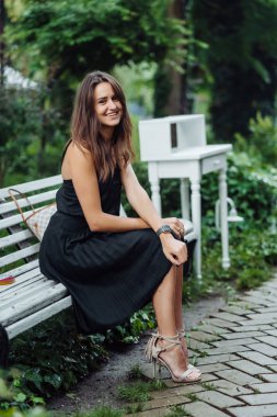 Kız parkta oturuyor