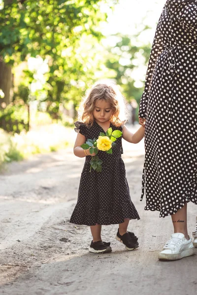 Ein kleines Mädchen hält ihre Mutter an der Hand — Stockfoto