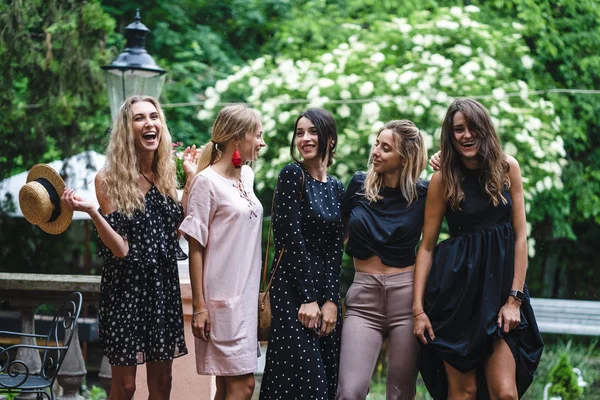 Cinco chicas posando en cámara —  Fotos de Stock